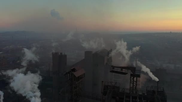 Вид доменной печи с воздуха. Старая фабрика. Вид с воздуха на промышленно развитый город с загрязнением атмосферы металлургическим заводом . — стоковое видео