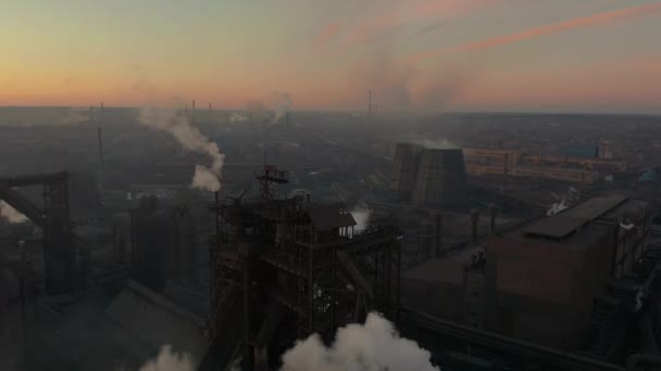 Aerial Forward Cityscape sunset Factory chimenea humo edificio planta de energía térmica de vapor. Producción industrial profesión industrial ecología contaminación — Vídeos de Stock