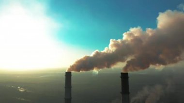 Sigara fabrikası bacaları. Çevresel çevre kirliliği sorunu büyük şehirlerde. Sigara içilen büyük bitkinin görüntüsü