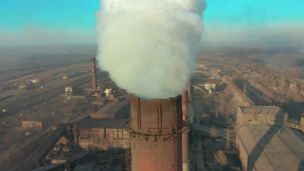 Billowing Buhar gökyüzü doldurma duman yığından süper ağır çekim yakın çekim — Stok video
