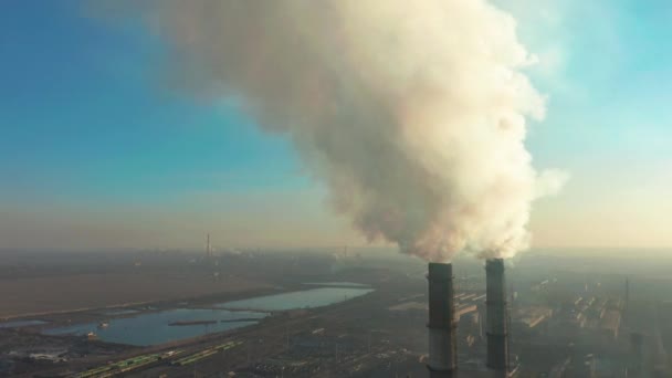 Rookfabriekschoorstenen. Milieuprobleem van milieu- en luchtverontreiniging in grote steden. Uitzicht op grote installatie met rookpijpen — Stockvideo