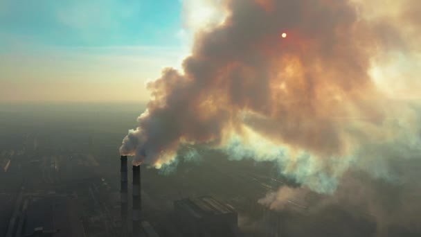 Légi felvétel. Ipari csövek kibocsátása a légkörbe. Smokestack csövek lőtték drón — Stock videók