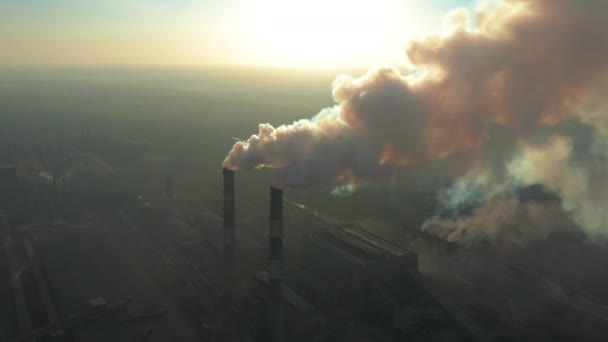 Kouřící tovární komíny. Environmentální problém znečištění životního prostředí a ovzduší ve velkých městech. Pohled na velkou rostlinu s dýmkami Kouření — Stock video