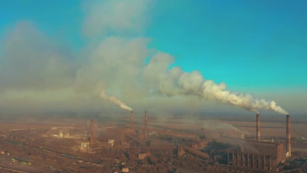 Légi felvétel. Ipari csövek kibocsátása a légkörbe. Smokestack csövek lőtték drón — Stock videók