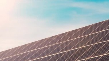zaman atlamalı bir beyaz bulut güneş panelleri, yeni enerji kavramı akar