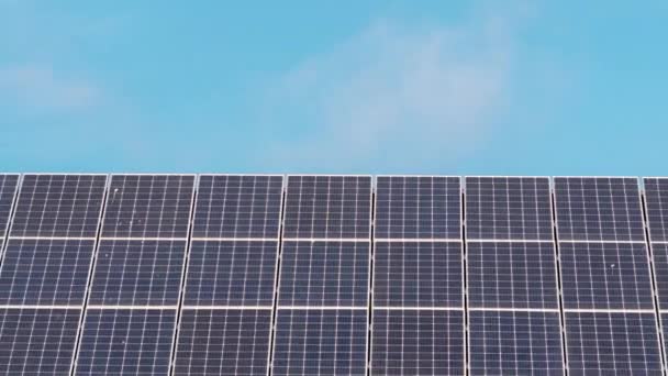 Upływ czasu od biały obłok płynie na panele słoneczne, Nowa koncepcja energii — Wideo stockowe