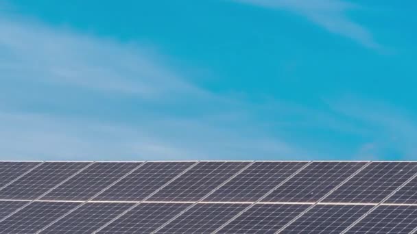 Tecnología de generación de energía solar. Energía alternativa. Módulos de panel de batería solar con cielo azul — Vídeo de stock