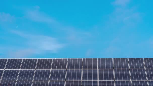 Tecnología de generación de energía solar. Energía alternativa. Módulos de panel de batería solar con cielo azul — Vídeos de Stock