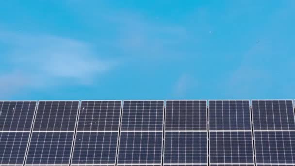 Tecnología de generación de energía solar. Energía alternativa. Módulos de panel de batería solar con cielo azul — Vídeos de Stock