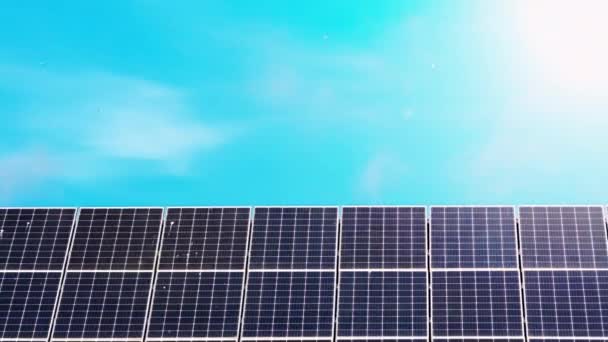 Технологія виробництва сонячної енергії. Альтернативна енергія. Модулі панелі сонячних батарей з блакитним небом — стокове відео