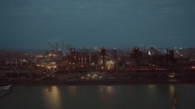 Enerji santrali enerji sanayi fabrikası gece arka plan üstten görünüm kirliliği kavramı içinde hava Üstten Görünüm