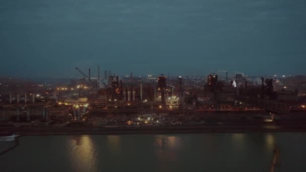 Вид с воздуха на завод энергетической промышленности электростанции ночью абстрактный вид сверху — стоковое видео