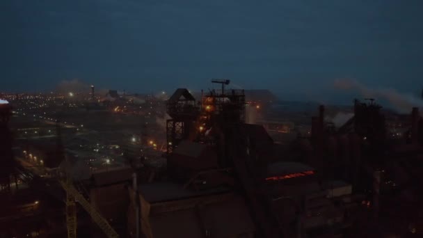 Vue aérienne du dessus de l'usine de l'industrie de l'énergie de la centrale dans le concept abstrait de pollution de fond de nuit — Video