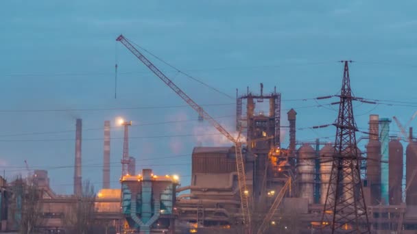 Roken fabriek schoorstenen. Milieuprobleem van verontreiniging van het milieu en door de lucht. Weergave van grote plant met pijpen. Timelapse — Stockvideo