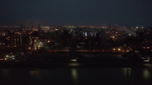 Widok z lotu ptaka top fabryki przemysłu energii elektrowni w nocy streszczenie tło widok z góry zanieczyszczenia koncepcja — Wideo stockowe