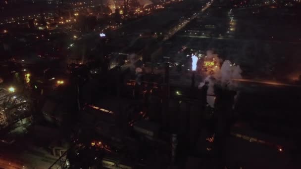 Vista superior aérea de la fábrica de energía de la planta de energía en el fondo abstracto nocturno vista superior concepto de contaminación — Vídeos de Stock