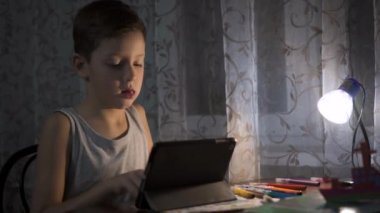 Çocuk eğitimi, çocuk yazı ev ödevi gece Internet kullanımındaki 4 k için Tablet kullanır