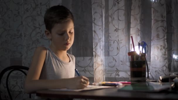 Kleiner Junge beim Schreiben und Zeichnen. Hausaufgaben machen. Kind. liebenswerter Junge. — Stockvideo