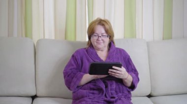 Sohbet tablet kanepede oturan eski üst düzey kadın tarafından