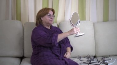 Üst düzey kadın arasında farklı gözlük seçimi