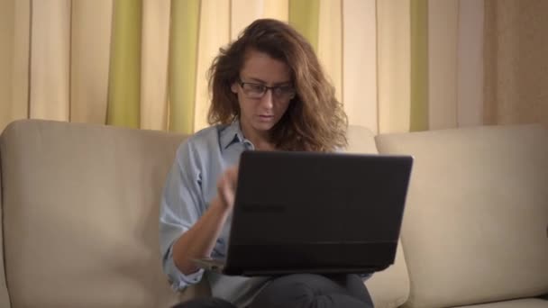 Stijlvolle vrouw werken vanuit huis in haar kantoor aan huis — Stockvideo