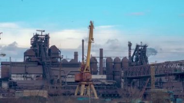 Timelapse 4k. Fabrika bacaları sigara. Çevre ve büyük şehirlerde hava kirliliğinin çevre sorunu