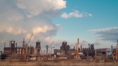 Timelapse 4k. Fabrika bacaları sigara. Çevre ve büyük şehirlerde hava kirliliğinin çevre sorunu