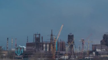 Sanayi bulutlu zamanı fabrikasında. Timelapse 4k