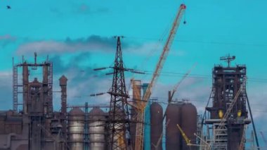 Sanayi bulutlu zamanı fabrikasında. Timelapse 4k