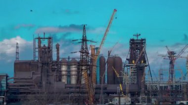 Timelapse 4k. Fabrika bacaları sigara. Çevre ve büyük şehirlerde hava kirliliğinin çevre sorunu
