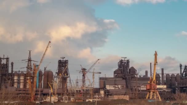 Fabbrica industriale all'ora nuvolosa. Timelapse 4K — Video Stock