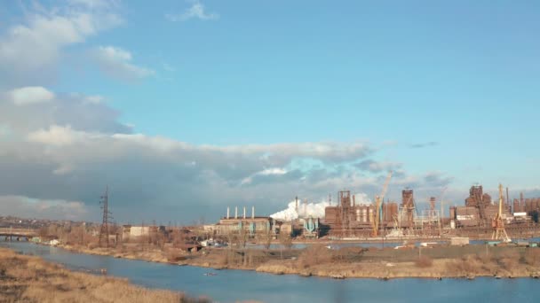 Vue aérienne sur la ville industrialisée avec l'atmosphère atmosphérique et la pollution de l'eau de la rivière de l'usine métallurgique près de la mer. Fumée sale et smog provenant des tuyaux des aciéries et des hauts fourneaux. Écologique — Video