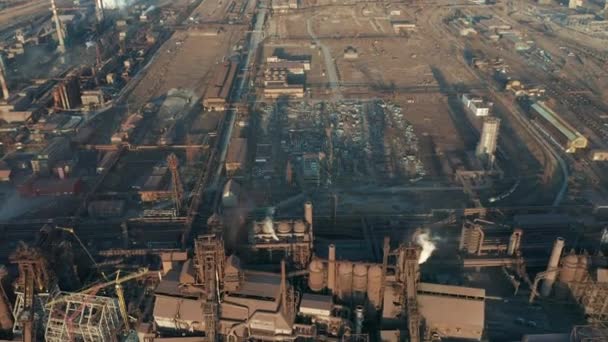 Vista aérea sobre la ciudad industrializada con la atmósfera del aire y la contaminación del agua del río de la planta metalúrgica cerca del mar. Humo sucio y smog de tuberías de fábrica de acero y altos hornos. Ecológico — Vídeos de Stock