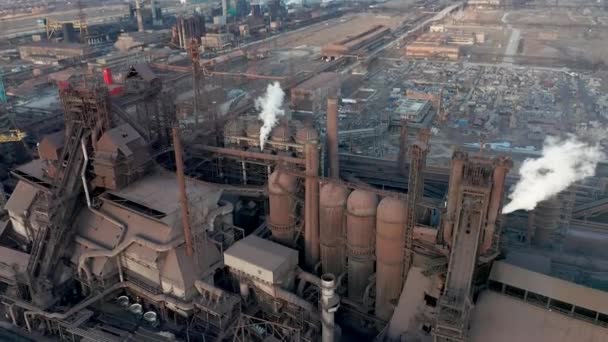 Luftaufnahme über die industrialisierte Stadt mit Luftatmosphäre und Flusswasserverschmutzung durch metallurgische Anlagen in Meeresnähe. Schmutziger Rauch und Smog aus Rohren von Stahlwerken und Hochöfen. ökologisch — Stockvideo