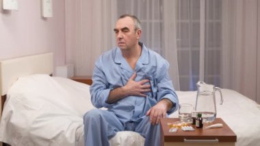 hasta yaşlı adam bir yatakta oturur ve uyuşturucu ve hap seçer.