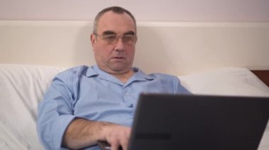 Komuta sizde ev 4 k yatak yatak odasında dizüstü bilgisayar kullanma
