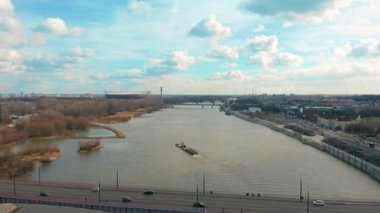 Hava 4 k drone uçuş görüntüleri ile araba trafik güzel şehir manzarası ile çevrili bir köprü. Varşova, Polonya.