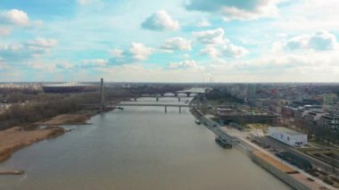 Hava 4 k drone uçuş görüntüleri ile araba trafik güzel şehir manzarası ile çevrili bir köprü. Varşova, Polonya.