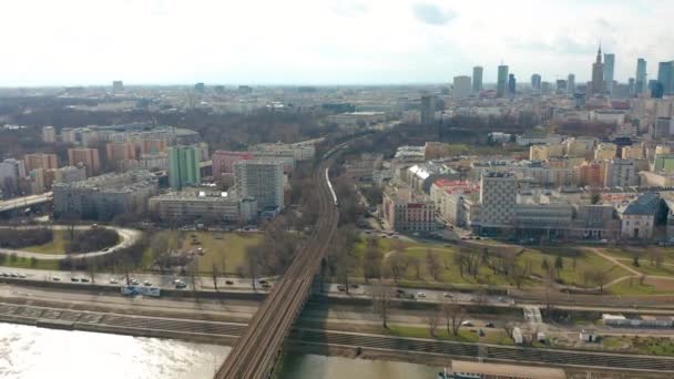 Ustanawiającego downtown zdjęcia lotnicze z Warszawy w godzinach wieczornych, Polska. wideo 4k — Wideo stockowe