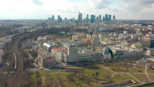 Establecimiento de toma aérea del centro de Varsovia por la noche, Polonia. Vídeo 4K — Vídeos de Stock
