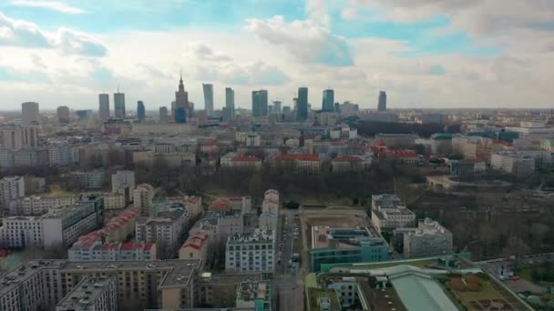 Establecimiento de toma aérea del centro de Varsovia por la noche, Polonia. Vídeo 4K — Vídeos de Stock