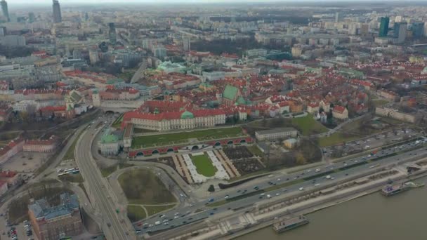 Ustanawiającego downtown zdjęcia lotnicze z Warszawy w godzinach wieczornych, Polska. wideo 4k — Wideo stockowe