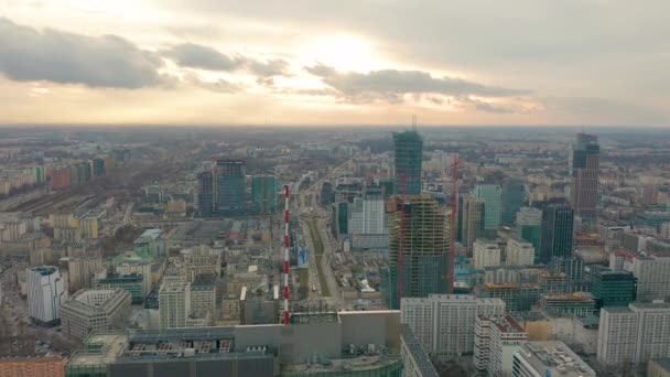 ワルシャワ dawntown、文化宮殿、ポーランドの空撮 — ストック動画