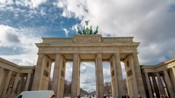 Temps écoulé. La Porte de Brandebourg ou Brandenburger Tor à Berlin, en Allemagne, est un monument national célèbre et une attraction touristique à Unter den Linden, dans la partie Mitte de la capitale allemande. . — Video