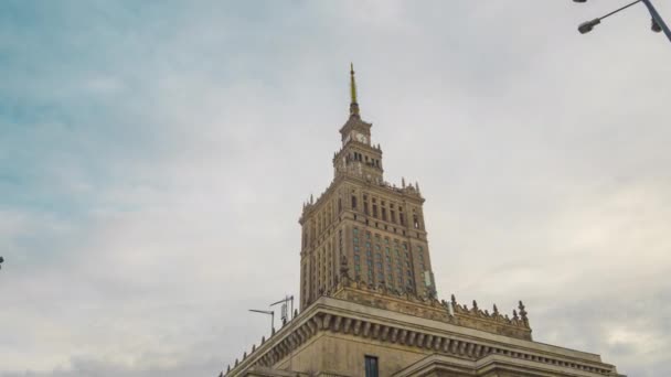 Zeitraffer der Turmspitze des Palastes der Kultur und Wissenschaft, historisches Hochhaus im Zentrum von Warschau, Polen — Stockvideo