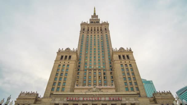 Tempo decorrido da torre do Palácio da Cultura e Ciência, edifício histórico no centro de Varsóvia, Polónia — Vídeo de Stock