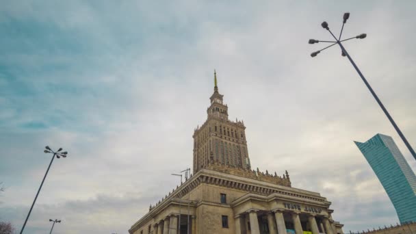 Time lapse of the spire of Palace of Culture and Science, edificio histórico de gran altura en el centro de Varsovia, Polonia — Vídeos de Stock