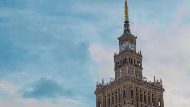 Idő telik el a torony a kultúra és tudomány palotájától, történelmi sokemeletes épület központjában Varsó, Lengyelország — Stock videók