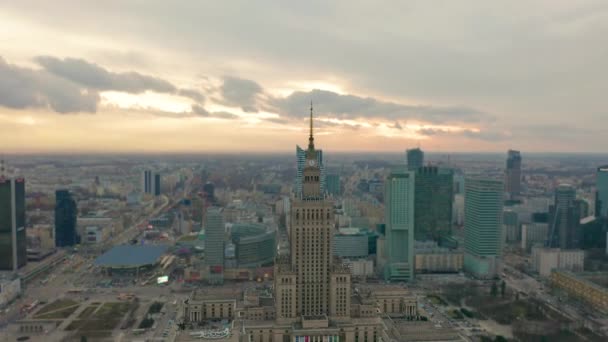 Kultúrpalota, a tudomány-torony és a Varsói panorama, Lengyelország. Légifelvételek — Stock videók