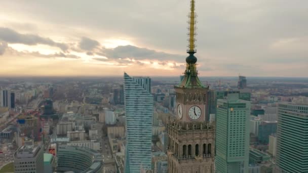 Paleis van cultuur en wetenschap toren en panorama in Warschau, Polen. Luchtfoto — Stockvideo